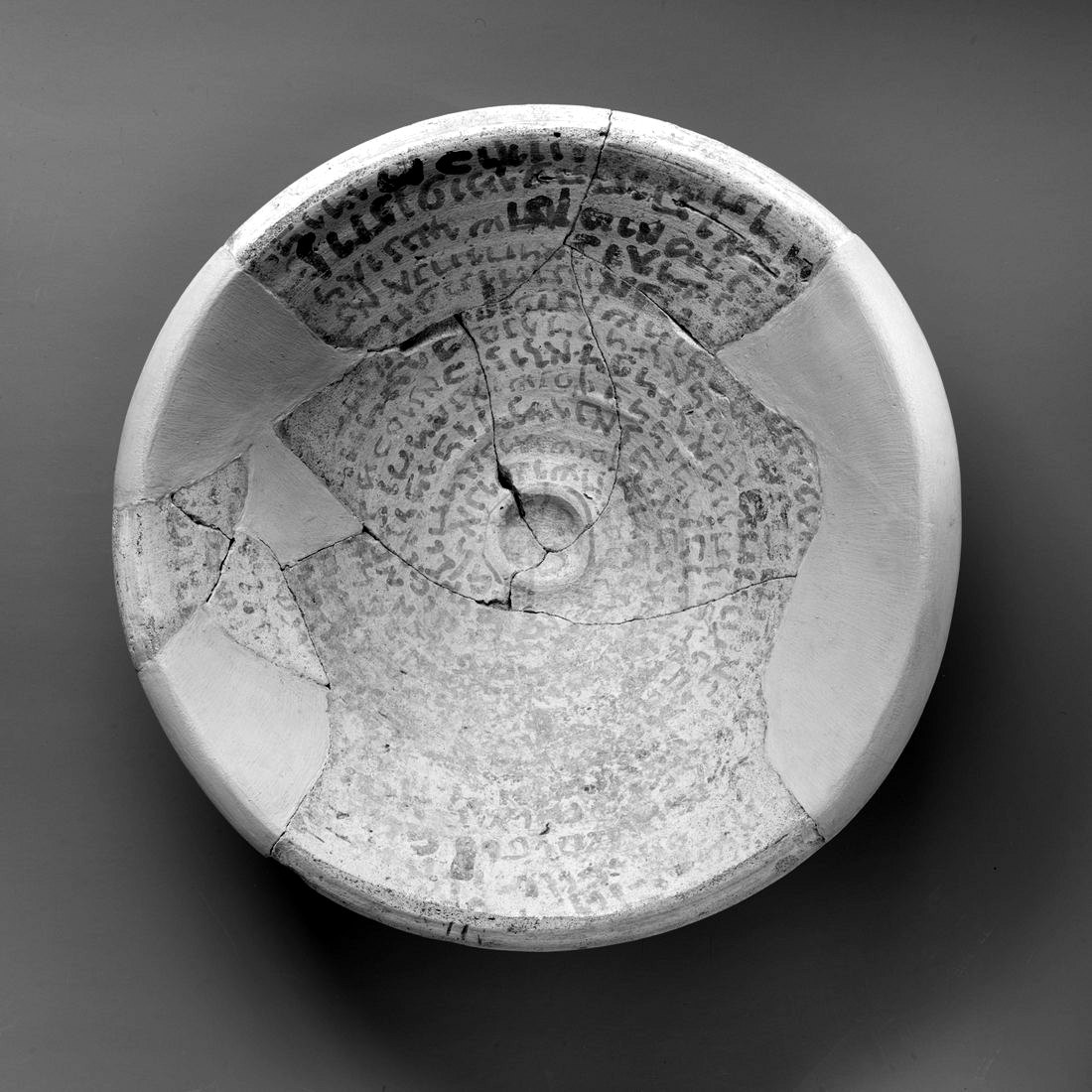 A clay bowl with an Aramaic spell written in a spiral